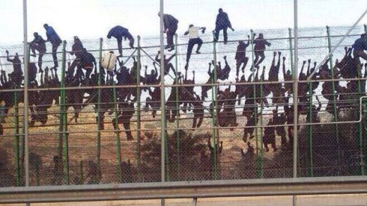 Inmigrantes-intentan-saltar-valla-Melilla.jpg